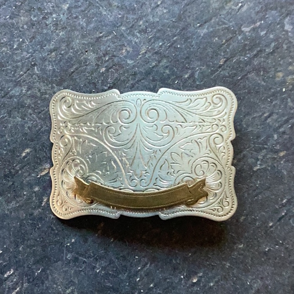 Trophy Buckle Vintage can be engraved.